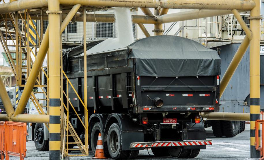 Números divulgados pela empresa pública Portos do Paraná mostram alta de 8% em relação ao recorde anterior (de 2019) e confirmam o melhor ano das exportações paranaenses. Compartilhar