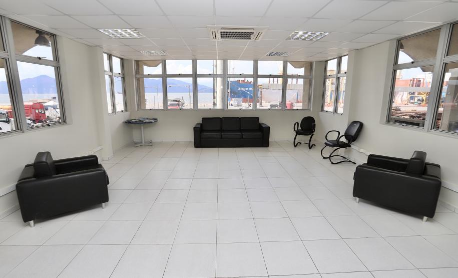 Visando dar mais conforto a quem opera e trabalha no porto de Paranaguá, acompanhantes ganham sala de espera e mulheres banheiros exclusivos na faixa portuária