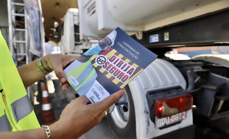 Todos os dias, em média, 1,2 mil caminhões acessam o cais do Porto de Paranaguá. Apesar de estarem em maior quantidade, esses não são os únicos elementos que compõe tráfego na faixa primária. Para circular no local, além de cuidado e atenção redobrados, é preciso seguir as regras gerais de trânsito. O cumprimento dessas é frequentemente monitorado. A fiscalização é constante.