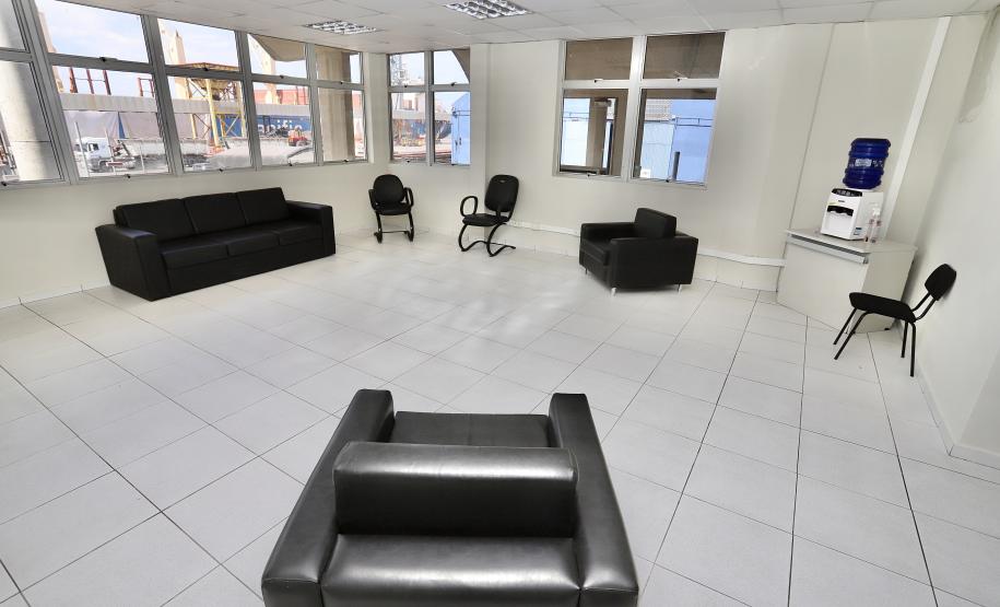 Visando dar mais conforto a quem opera e trabalha no porto de Paranaguá, acompanhantes ganham sala de espera e mulheres banheiros exclusivos na faixa portuária