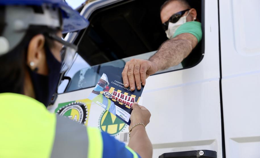 Todos os dias, em média, 1,2 mil caminhões acessam o cais do Porto de Paranaguá. Apesar de estarem em maior quantidade, esses não são os únicos elementos que compõe tráfego na faixa primária. Para circular no local, além de cuidado e atenção redobrados, é preciso seguir as regras gerais de trânsito. O cumprimento dessas é frequentemente monitorado. A fiscalização é constante.
