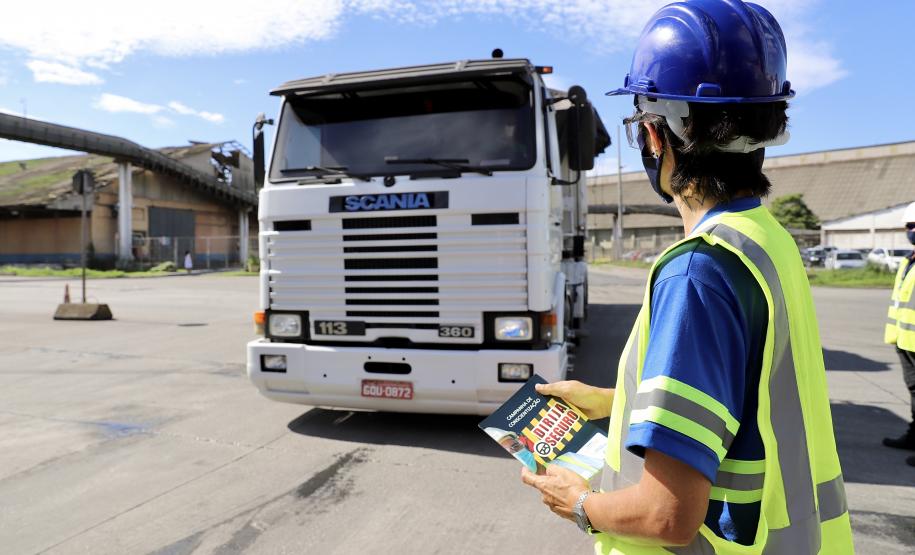 Todos os dias, em média, 1,2 mil caminhões acessam o cais do Porto de Paranaguá. Apesar de estarem em maior quantidade, esses não são os únicos elementos que compõe tráfego na faixa primária. Para circular no local, além de cuidado e atenção redobrados, é preciso seguir as regras gerais de trânsito. O cumprimento dessas é frequentemente monitorado. A fiscalização é constante.