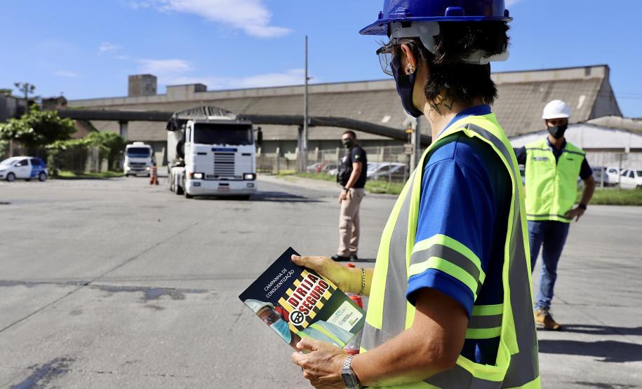 Todos os dias, em média, 1,2 mil caminhões acessam o cais do Porto de Paranaguá. Apesar de estarem em maior quantidade, esses não são os únicos elementos que compõe tráfego na faixa primária. Para circular no local, além de cuidado e atenção redobrados, é preciso seguir as regras gerais de trânsito. O cumprimento dessas é frequentemente monitorado. A fiscalização é constante.