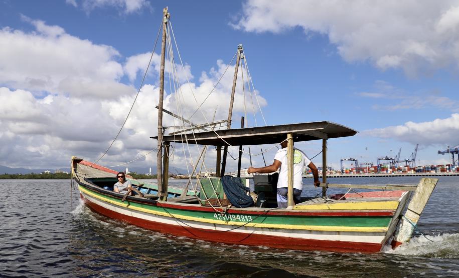 Empresa Portos do Paraná promove ações de comunicação e valorização da atividade, aproveitando o aumento no número de veranistas nas praias. A atividade garante renda a cerca de 6 mil famílias no litoral paranaense.