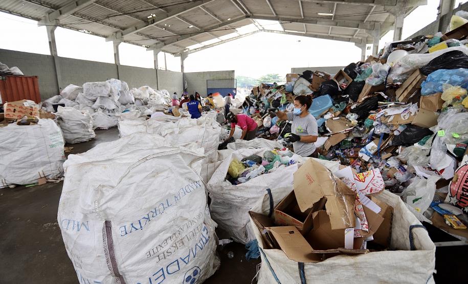 Papéis, plásticos e vidros descartados no lixo pelos empregados da Portos do Paraná ajudam na renda de dezenas de catadores de recicláveis em Paranaguá. A doação dos materiais produzidos na empresa pública faz parte da cultura de proteção ao meio ambiente, prevista na Política do Sistema de Gestão Integrada (SGI).