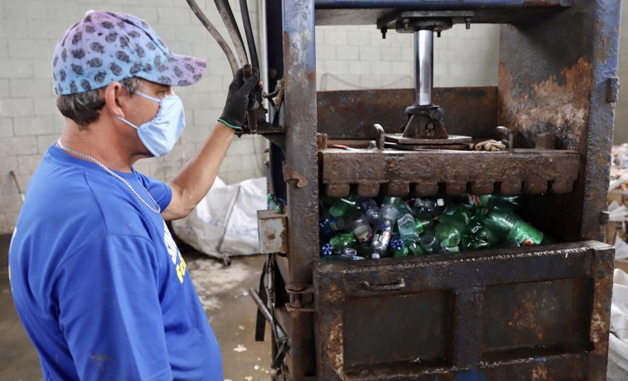 Papéis, plásticos e vidros descartados no lixo pelos empregados da Portos do Paraná ajudam na renda de dezenas de catadores de recicláveis em Paranaguá. A doação dos materiais produzidos na empresa pública faz parte da cultura de proteção ao meio ambiente, prevista na Política do Sistema de Gestão Integrada (SGI).