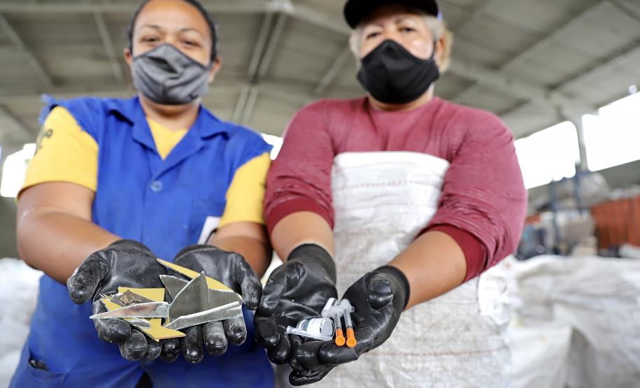 Papéis, plásticos e vidros descartados no lixo pelos empregados da Portos do Paraná ajudam na renda de dezenas de catadores de recicláveis em Paranaguá. A doação dos materiais produzidos na empresa pública faz parte da cultura de proteção ao meio ambiente, prevista na Política do Sistema de Gestão Integrada (SGI).