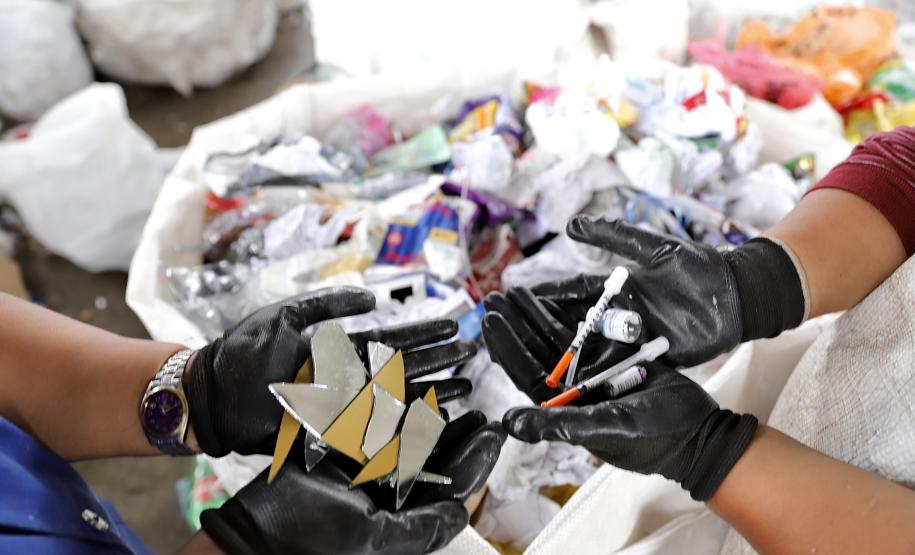 Papéis, plásticos e vidros descartados no lixo pelos empregados da Portos do Paraná ajudam na renda de dezenas de catadores de recicláveis em Paranaguá. A doação dos materiais produzidos na empresa pública faz parte da cultura de proteção ao meio ambiente, prevista na Política do Sistema de Gestão Integrada (SGI).