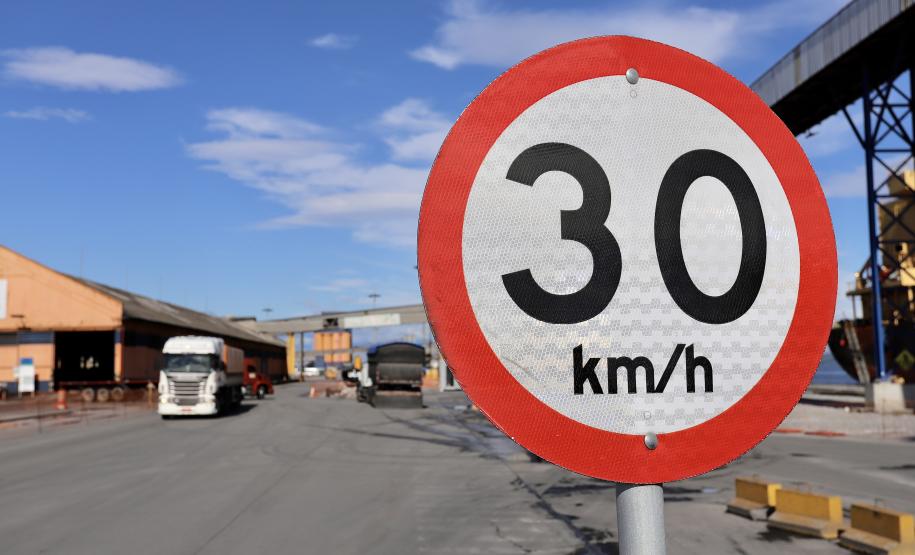 Todos os dias, em média, 1,2 mil caminhões acessam o cais do Porto de Paranaguá. Apesar de estarem em maior quantidade, esses não são os únicos elementos que compõe tráfego na faixa primária. Para circular no local, além de cuidado e atenção redobrados, é preciso seguir as regras gerais de trânsito. O cumprimento dessas é frequentemente monitorado. A fiscalização é constante.