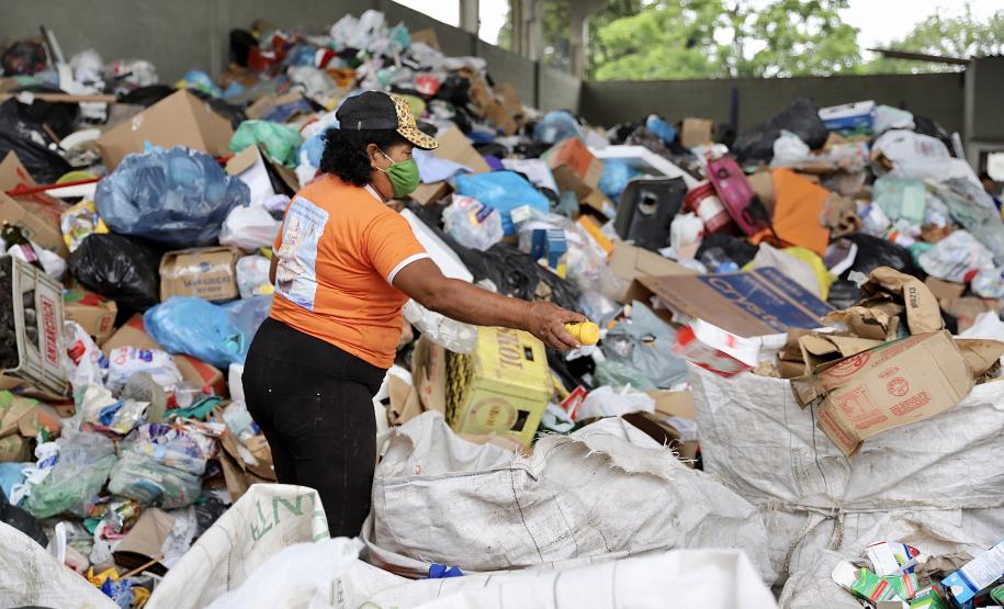 Papéis, plásticos e vidros descartados no lixo pelos empregados da Portos do Paraná ajudam na renda de dezenas de catadores de recicláveis em Paranaguá. A doação dos materiais produzidos na empresa pública faz parte da cultura de proteção ao meio ambiente, prevista na Política do Sistema de Gestão Integrada (SGI).