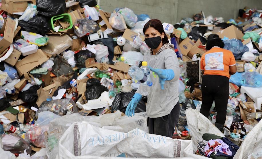 Papéis, plásticos e vidros descartados no lixo pelos empregados da Portos do Paraná ajudam na renda de dezenas de catadores de recicláveis em Paranaguá. A doação dos materiais produzidos na empresa pública faz parte da cultura de proteção ao meio ambiente, prevista na Política do Sistema de Gestão Integrada (SGI).
