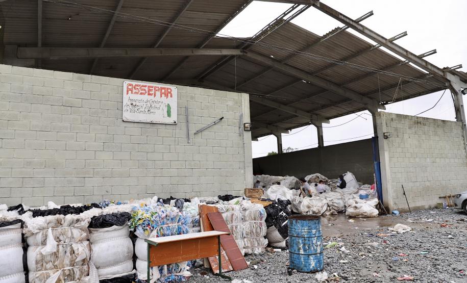 Papéis, plásticos e vidros descartados no lixo pelos empregados da Portos do Paraná ajudam na renda de dezenas de catadores de recicláveis em Paranaguá. A doação dos materiais produzidos na empresa pública faz parte da cultura de proteção ao meio ambiente, prevista na Política do Sistema de Gestão Integrada (SGI).