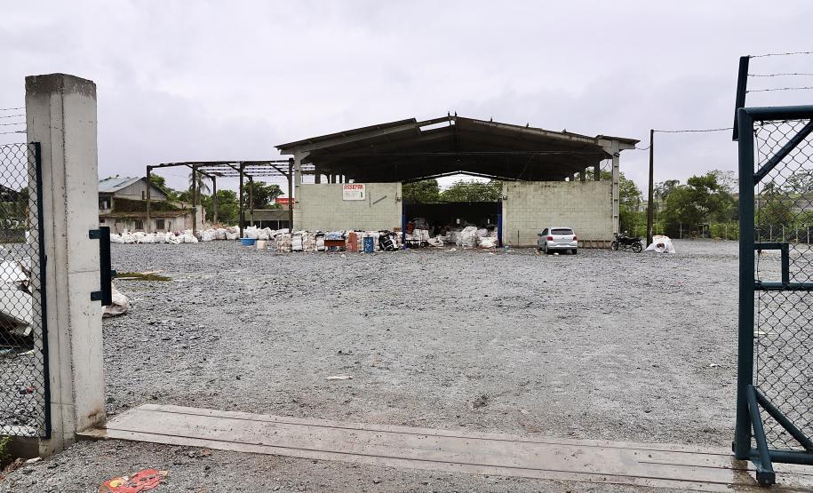 Papéis, plásticos e vidros descartados no lixo pelos empregados da Portos do Paraná ajudam na renda de dezenas de catadores de recicláveis em Paranaguá. A doação dos materiais produzidos na empresa pública faz parte da cultura de proteção ao meio ambiente, prevista na Política do Sistema de Gestão Integrada (SGI).