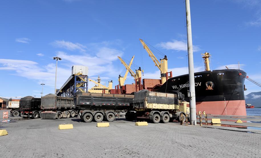 Todos os dias, em média, 1,2 mil caminhões acessam o cais do Porto de Paranaguá. Apesar de estarem em maior quantidade, esses não são os únicos elementos que compõe tráfego na faixa primária. Para circular no local, além de cuidado e atenção redobrados, é preciso seguir as regras gerais de trânsito. O cumprimento dessas é frequentemente monitorado. A fiscalização é constante.