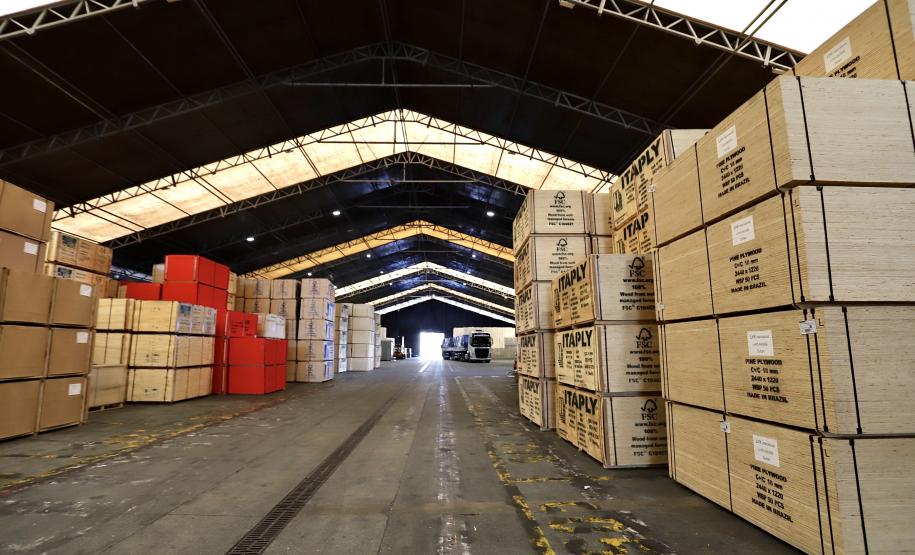 Foram 8.541.091 toneladas, 508.664 toneladas a mais que no ano anterior. Os produtos em contêineres representam 14,9% da movimentação geral dos portos do Paraná.