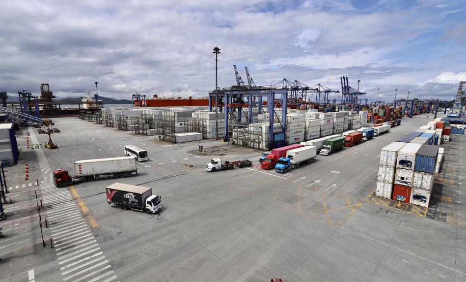 Foram 8.541.091 toneladas, 508.664 toneladas a mais que no ano anterior. Os produtos em contêineres representam 14,9% da movimentação geral dos portos do Paraná.