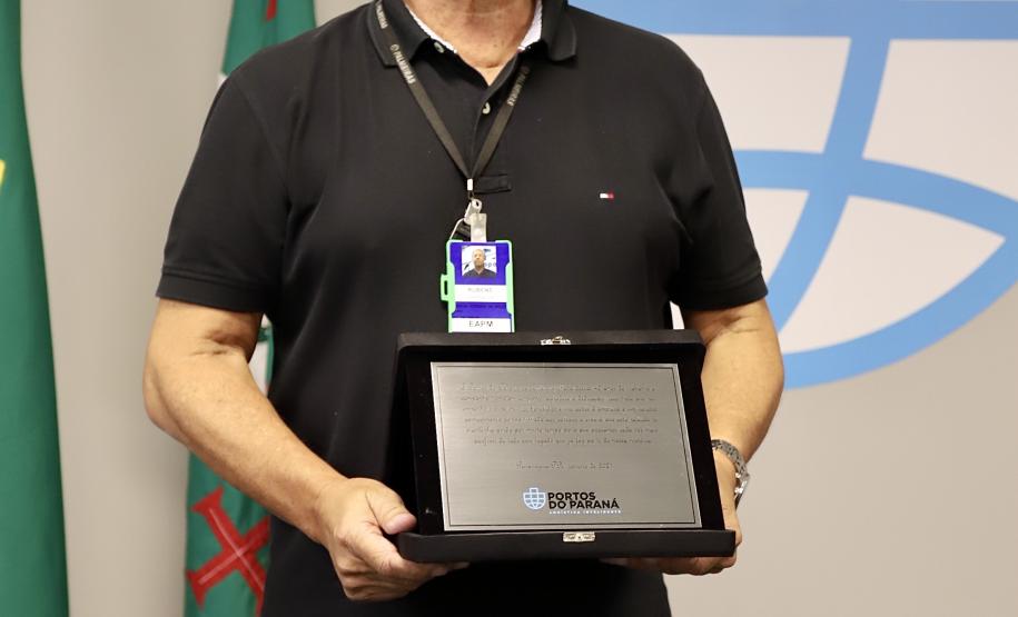 A Portos do Paraná encerrou nesta quarta-feira, dia 27, a entrega das homenagens aos colaboradores com mais tempo de empresa. Foram 38 portuários que receberam uma placa de agradecimento pelos mais de 40 anos de dedicação à empresa pública.
