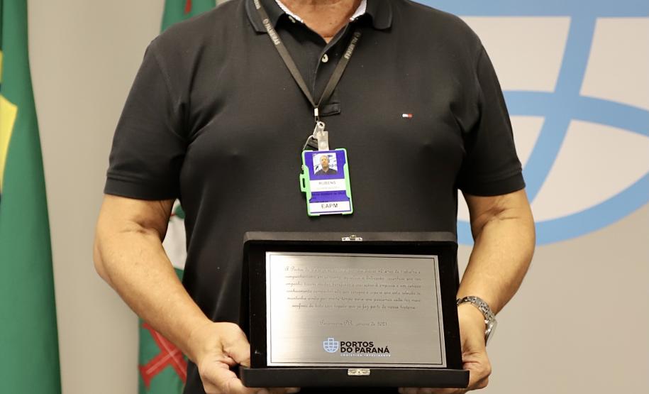 A Portos do Paraná encerrou nesta quarta-feira, dia 27, a entrega das homenagens aos colaboradores com mais tempo de empresa. Foram 38 portuários que receberam uma placa de agradecimento pelos mais de 40 anos de dedicação à empresa pública.