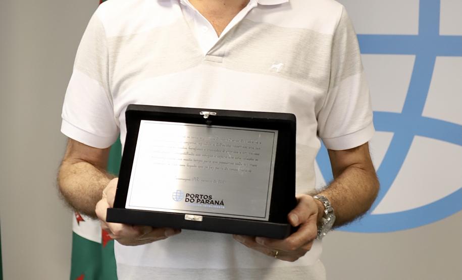 A Portos do Paraná encerrou nesta quarta-feira, dia 27, a entrega das homenagens aos colaboradores com mais tempo de empresa. Foram 38 portuários que receberam uma placa de agradecimento pelos mais de 40 anos de dedicação à empresa pública.