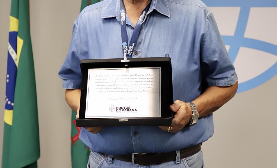A Portos do Paraná encerrou nesta quarta-feira, dia 27, a entrega das homenagens aos colaboradores com mais tempo de empresa. Foram 38 portuários que receberam uma placa de agradecimento pelos mais de 40 anos de dedicação à empresa pública.