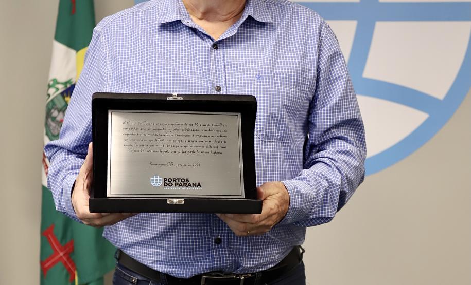A Portos do Paraná encerrou nesta quarta-feira, dia 27, a entrega das homenagens aos colaboradores com mais tempo de empresa. Foram 38 portuários que receberam uma placa de agradecimento pelos mais de 40 anos de dedicação à empresa pública.