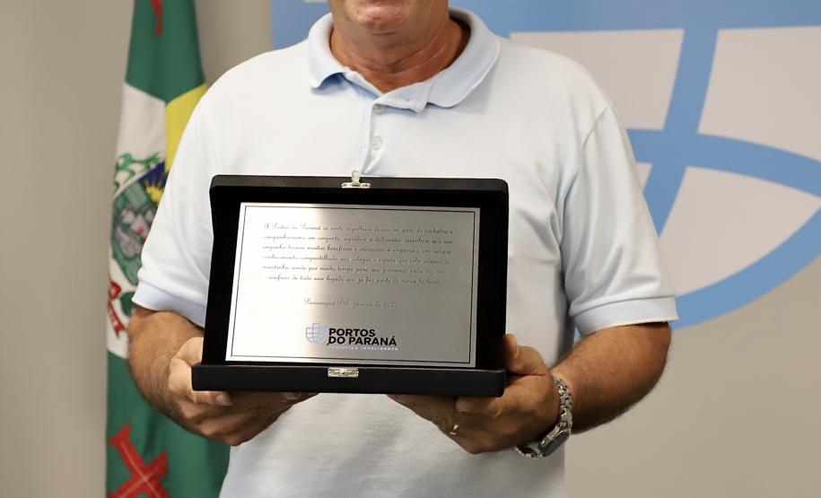 A Portos do Paraná encerrou nesta quarta-feira, dia 27, a entrega das homenagens aos colaboradores com mais tempo de empresa. Foram 38 portuários que receberam uma placa de agradecimento pelos mais de 40 anos de dedicação à empresa pública.