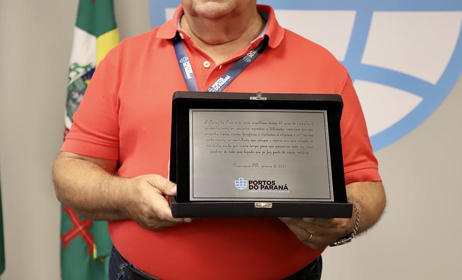 A Portos do Paraná encerrou nesta quarta-feira, dia 27, a entrega das homenagens aos colaboradores com mais tempo de empresa. Foram 38 portuários que receberam uma placa de agradecimento pelos mais de 40 anos de dedicação à empresa pública.