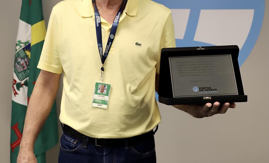 A Portos do Paraná encerrou nesta quarta-feira, dia 27, a entrega das homenagens aos colaboradores com mais tempo de empresa. Foram 38 portuários que receberam uma placa de agradecimento pelos mais de 40 anos de dedicação à empresa pública.