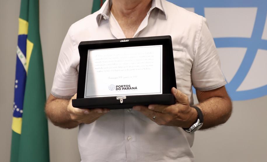 A Portos do Paraná encerrou nesta quarta-feira, dia 27, a entrega das homenagens aos colaboradores com mais tempo de empresa. Foram 38 portuários que receberam uma placa de agradecimento pelos mais de 40 anos de dedicação à empresa pública.