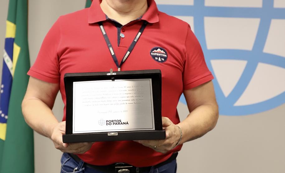 A Portos do Paraná encerrou nesta quarta-feira, dia 27, a entrega das homenagens aos colaboradores com mais tempo de empresa. Foram 38 portuários que receberam uma placa de agradecimento pelos mais de 40 anos de dedicação à empresa pública.