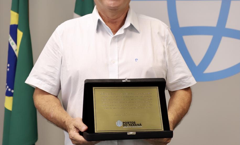 A Portos do Paraná encerrou nesta quarta-feira, dia 27, a entrega das homenagens aos colaboradores com mais tempo de empresa. Foram 38 portuários que receberam uma placa de agradecimento pelos mais de 40 anos de dedicação à empresa pública.