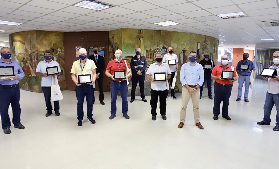 Na semana do Dia do Portuário, 39 colaboradores com mais de 40 anos de casa recebem placa de agradecimento pelos serviços prestados.