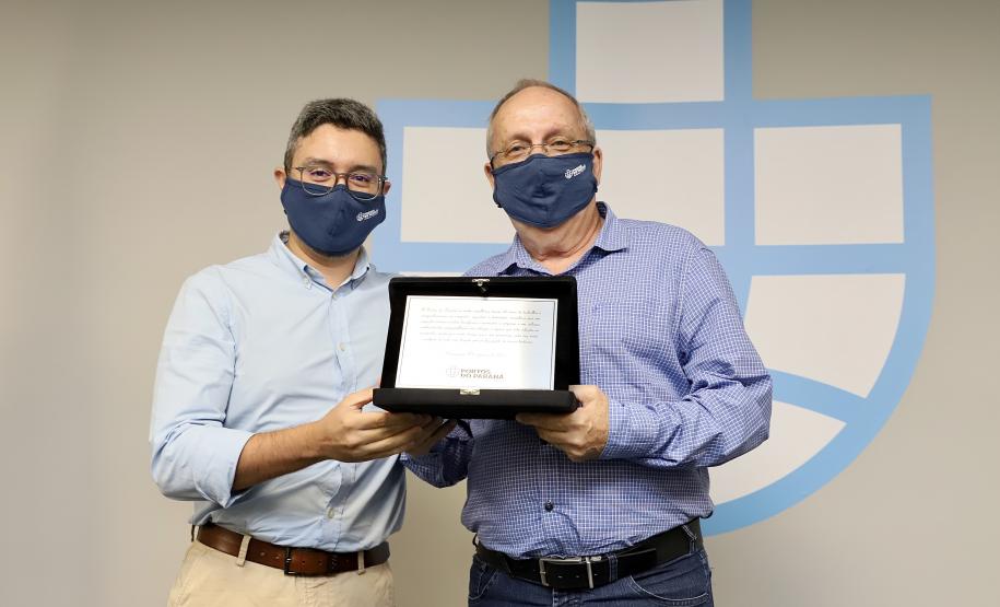 A Portos do Paraná encerrou nesta quarta-feira, dia 27, a entrega das homenagens aos colaboradores com mais tempo de empresa. Foram 38 portuários que receberam uma placa de agradecimento pelos mais de 40 anos de dedicação à empresa pública.