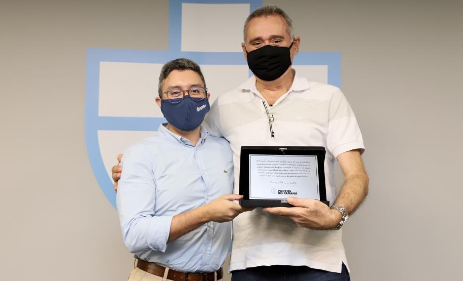 Na semana do Dia do Portuário, 39 colaboradores com mais de 40 anos de casa recebem placa de agradecimento pelos serviços prestados.