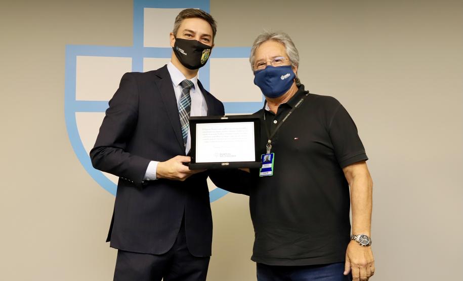 A Portos do Paraná encerrou nesta quarta-feira, dia 27, a entrega das homenagens aos colaboradores com mais tempo de empresa. Foram 38 portuários que receberam uma placa de agradecimento pelos mais de 40 anos de dedicação à empresa pública.