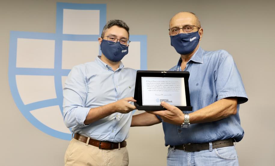 A Portos do Paraná encerrou nesta quarta-feira, dia 27, a entrega das homenagens aos colaboradores com mais tempo de empresa. Foram 38 portuários que receberam uma placa de agradecimento pelos mais de 40 anos de dedicação à empresa pública.