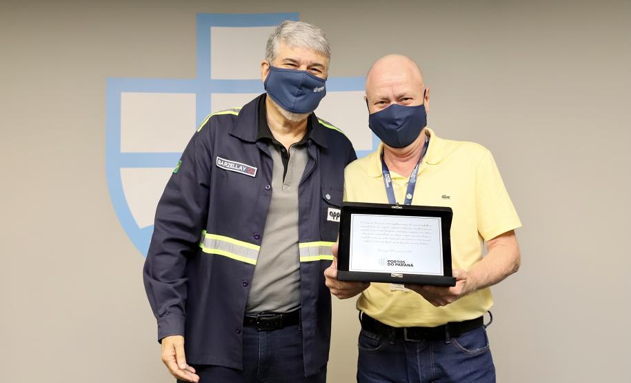 A Portos do Paraná encerrou nesta quarta-feira, dia 27, a entrega das homenagens aos colaboradores com mais tempo de empresa. Foram 38 portuários que receberam uma placa de agradecimento pelos mais de 40 anos de dedicação à empresa pública.