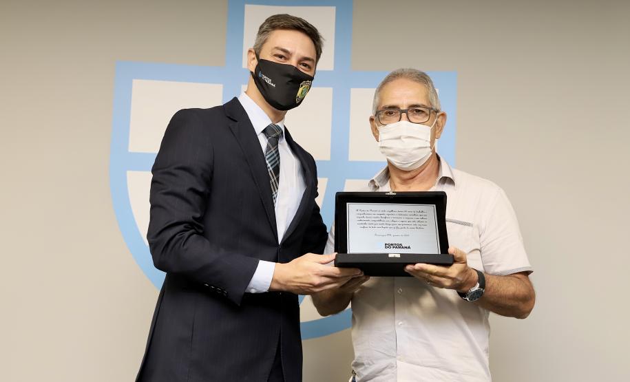 A Portos do Paraná encerrou nesta quarta-feira, dia 27, a entrega das homenagens aos colaboradores com mais tempo de empresa. Foram 38 portuários que receberam uma placa de agradecimento pelos mais de 40 anos de dedicação à empresa pública.