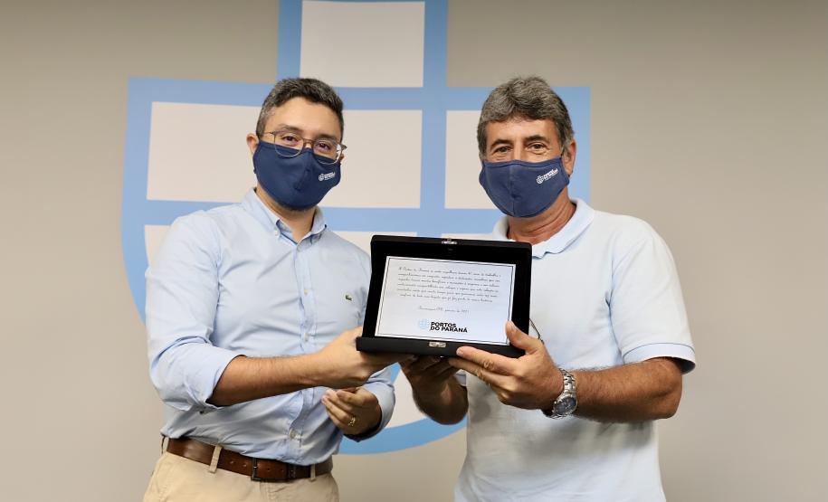 A Portos do Paraná encerrou nesta quarta-feira, dia 27, a entrega das homenagens aos colaboradores com mais tempo de empresa. Foram 38 portuários que receberam uma placa de agradecimento pelos mais de 40 anos de dedicação à empresa pública.