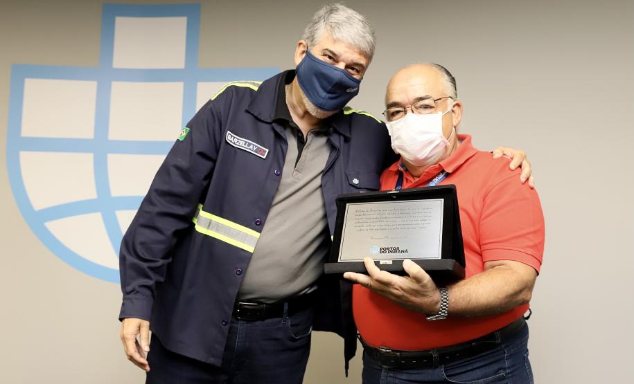 Na semana do Dia do Portuário, 39 colaboradores com mais de 40 anos de casa recebem placa de agradecimento pelos serviços prestados.