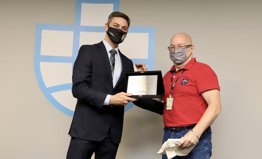 A Portos do Paraná encerrou nesta quarta-feira, dia 27, a entrega das homenagens aos colaboradores com mais tempo de empresa. Foram 38 portuários que receberam uma placa de agradecimento pelos mais de 40 anos de dedicação à empresa pública.