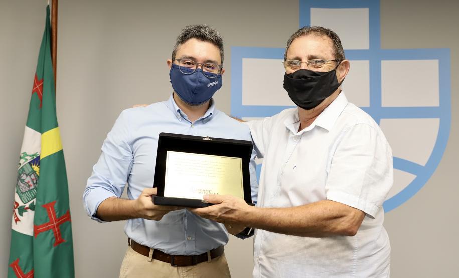 A Portos do Paraná encerrou nesta quarta-feira, dia 27, a entrega das homenagens aos colaboradores com mais tempo de empresa. Foram 38 portuários que receberam uma placa de agradecimento pelos mais de 40 anos de dedicação à empresa pública.