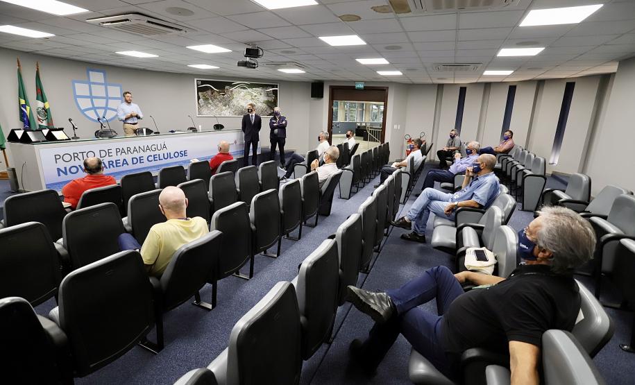 Na semana do Dia do Portuário, 39 colaboradores com mais de 40 anos de casa recebem placa de agradecimento pelos serviços prestados.