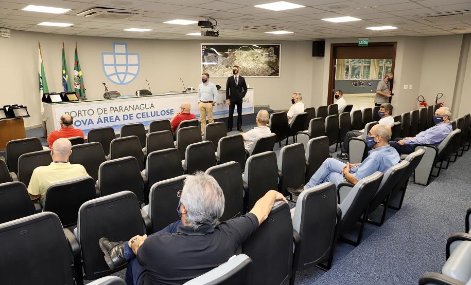 A Portos do Paraná encerrou nesta quarta-feira, dia 27, a entrega das homenagens aos colaboradores com mais tempo de empresa. Foram 38 portuários que receberam uma placa de agradecimento pelos mais de 40 anos de dedicação à empresa pública.