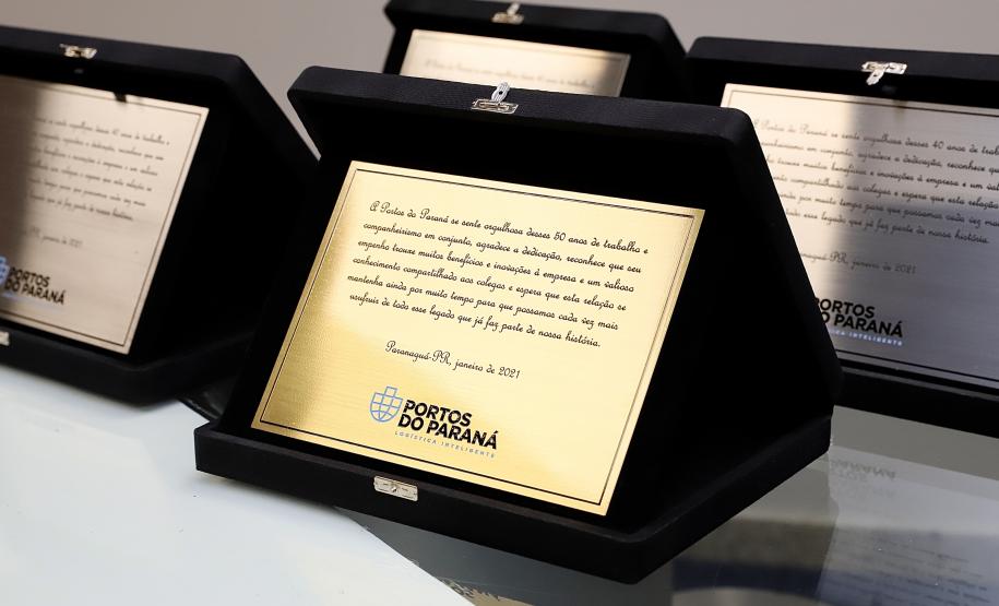A Portos do Paraná encerrou nesta quarta-feira, dia 27, a entrega das homenagens aos colaboradores com mais tempo de empresa. Foram 38 portuários que receberam uma placa de agradecimento pelos mais de 40 anos de dedicação à empresa pública.