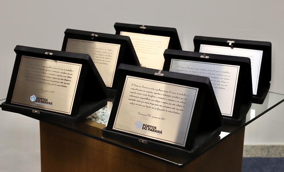 A Portos do Paraná encerrou nesta quarta-feira, dia 27, a entrega das homenagens aos colaboradores com mais tempo de empresa. Foram 38 portuários que receberam uma placa de agradecimento pelos mais de 40 anos de dedicação à empresa pública.