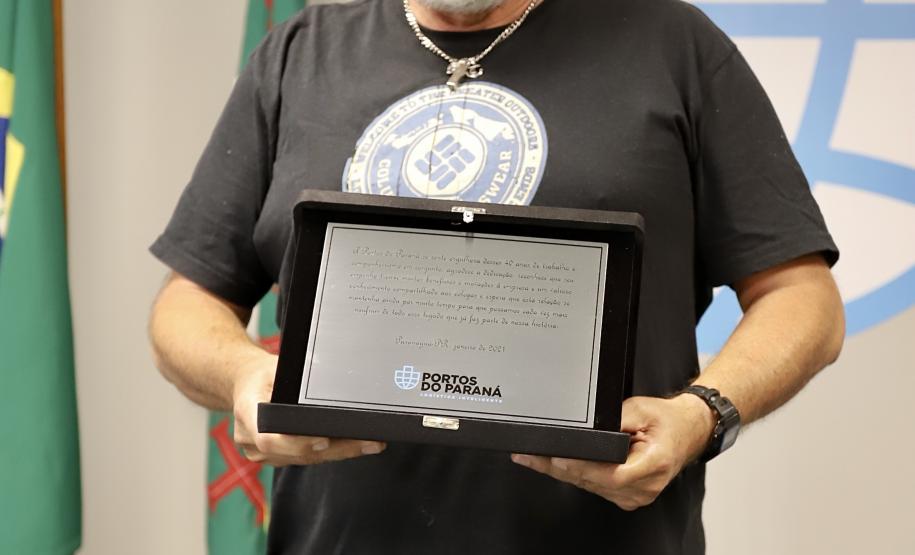 A Portos do Paraná encerrou nesta quarta-feira, dia 27, a entrega das homenagens aos colaboradores com mais tempo de empresa. Foram 38 portuários que receberam uma placa de agradecimento pelos mais de 40 anos de dedicação à empresa pública.