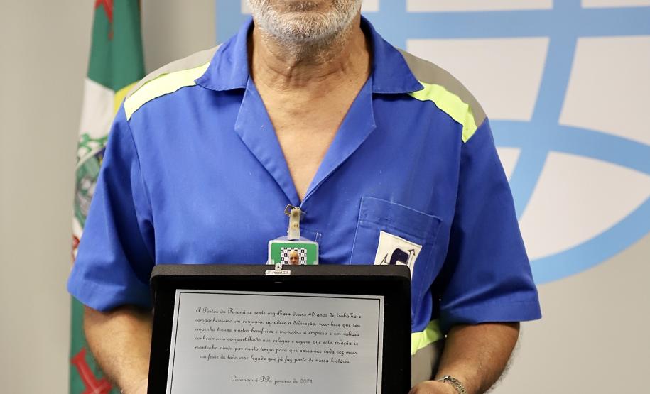A Portos do Paraná encerrou nesta quarta-feira, dia 27, a entrega das homenagens aos colaboradores com mais tempo de empresa. Foram 38 portuários que receberam uma placa de agradecimento pelos mais de 40 anos de dedicação à empresa pública.