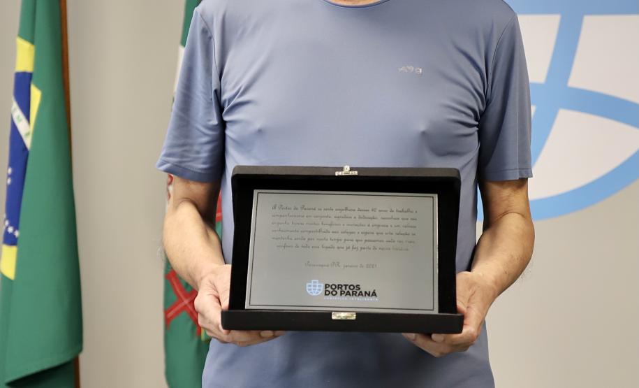 A Portos do Paraná encerrou nesta quarta-feira, dia 27, a entrega das homenagens aos colaboradores com mais tempo de empresa. Foram 38 portuários que receberam uma placa de agradecimento pelos mais de 40 anos de dedicação à empresa pública.