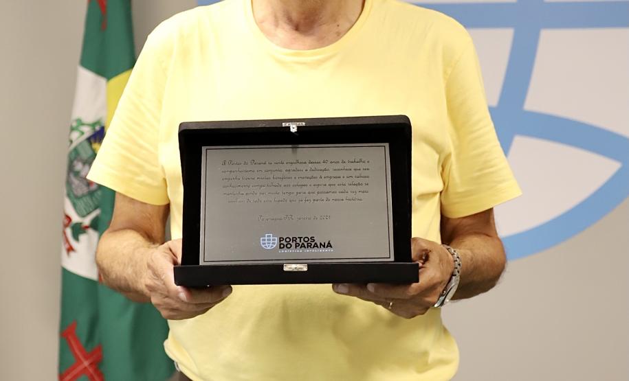 A Portos do Paraná encerrou nesta quarta-feira, dia 27, a entrega das homenagens aos colaboradores com mais tempo de empresa. Foram 38 portuários que receberam uma placa de agradecimento pelos mais de 40 anos de dedicação à empresa pública.